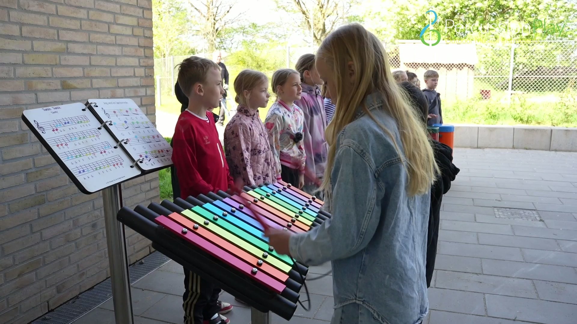 Laden Sie das Video: 