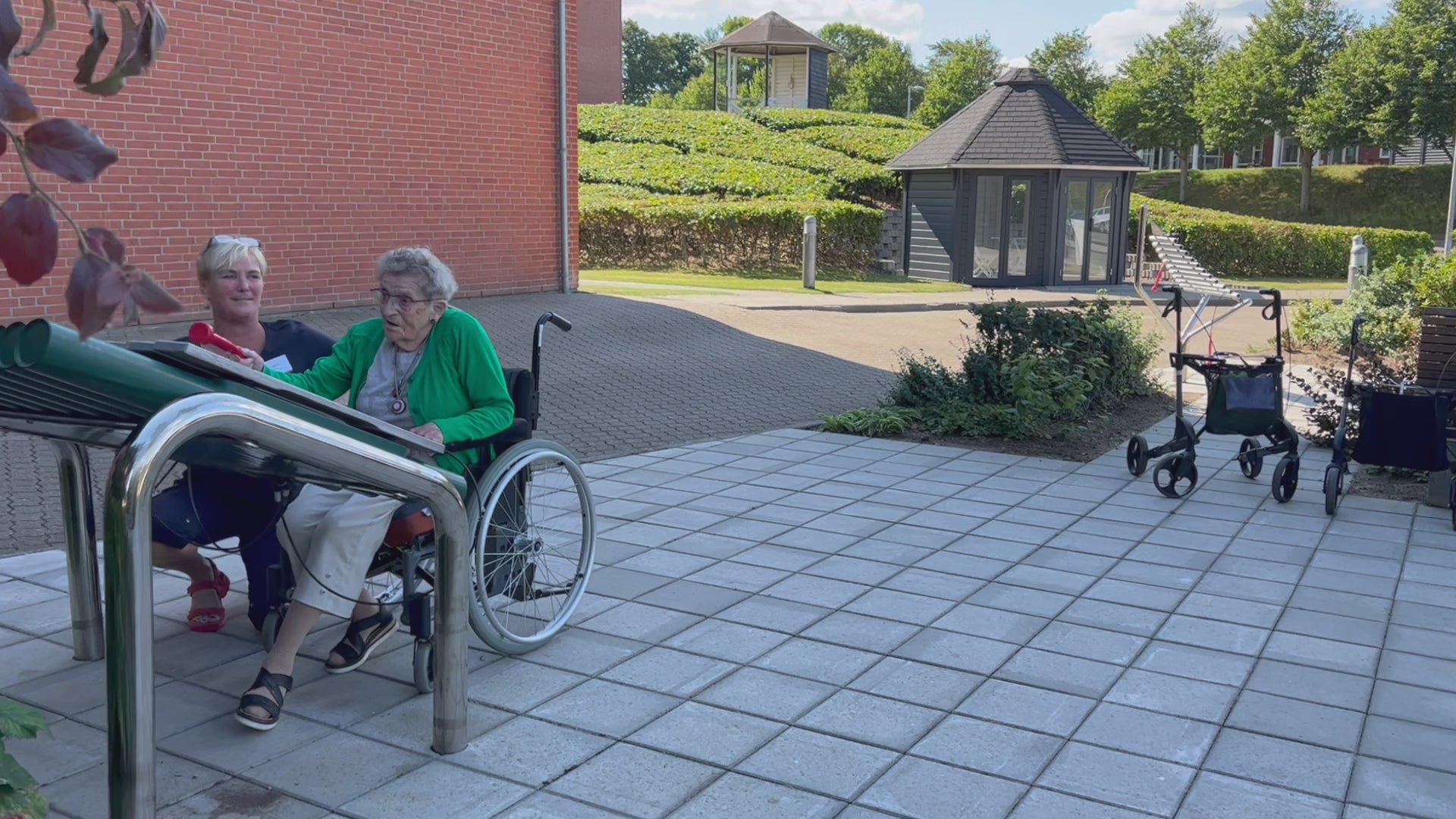 Laden Sie das Video: 