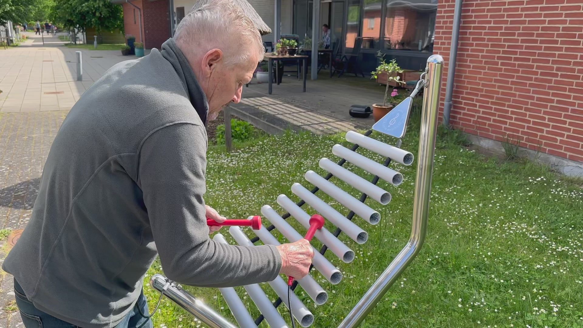 Laden Sie das Video: 